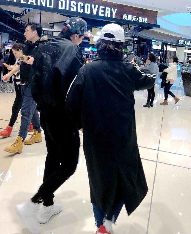 杨紫男朋友是谁（杨紫与男友秦俊杰一起跨年）