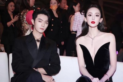 ​娜扎许凯活动同框合影曝光 二人开心热聊氛围融洽