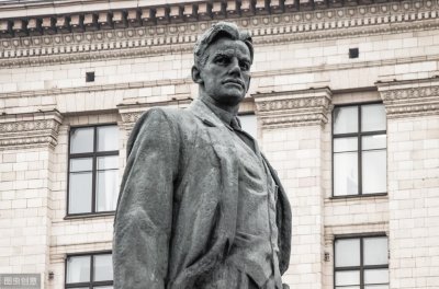 ​俄国最优秀诗人却英年早逝，马雅可夫斯八句铿锵有力诗文，纪念他