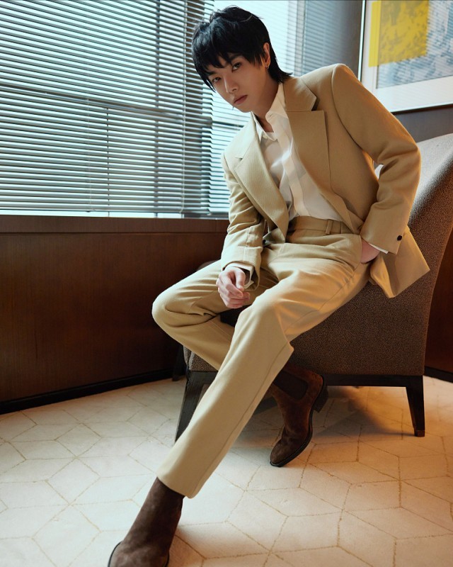 华晨宇多少岁（华晨宇穿粉色西装庆生）