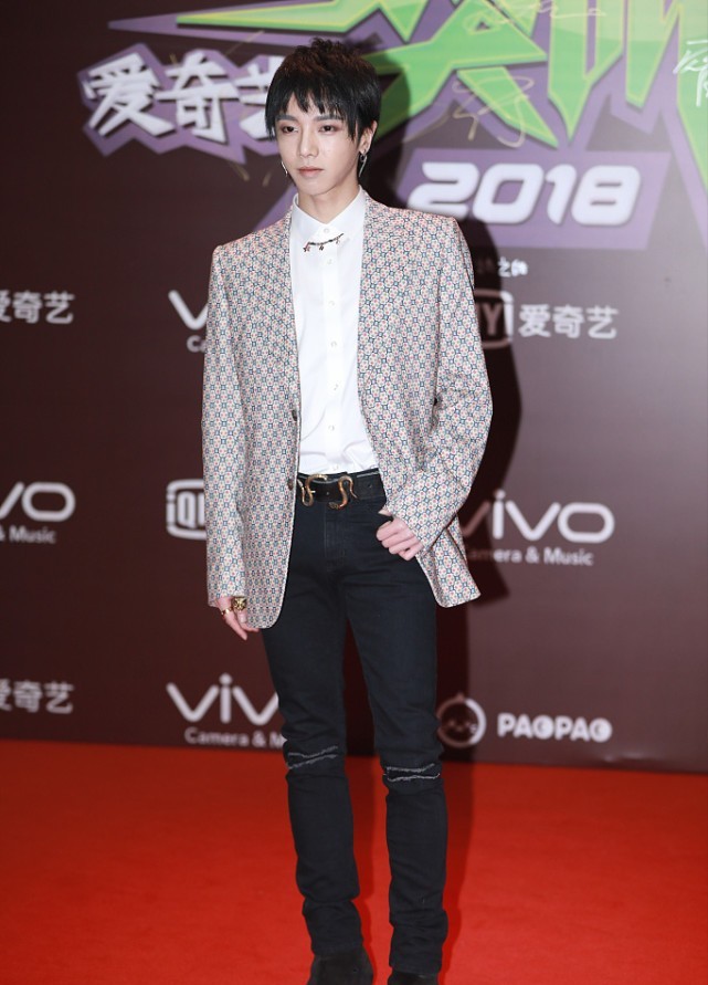 华晨宇多少岁（华晨宇穿粉色西装庆生）