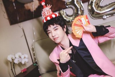​华晨宇多少岁（华晨宇穿粉色西装庆生）