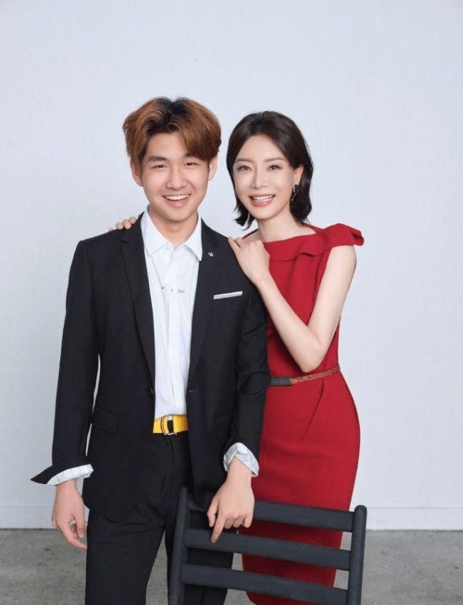 华晨宇多少岁（华晨宇穿粉色西装庆生）