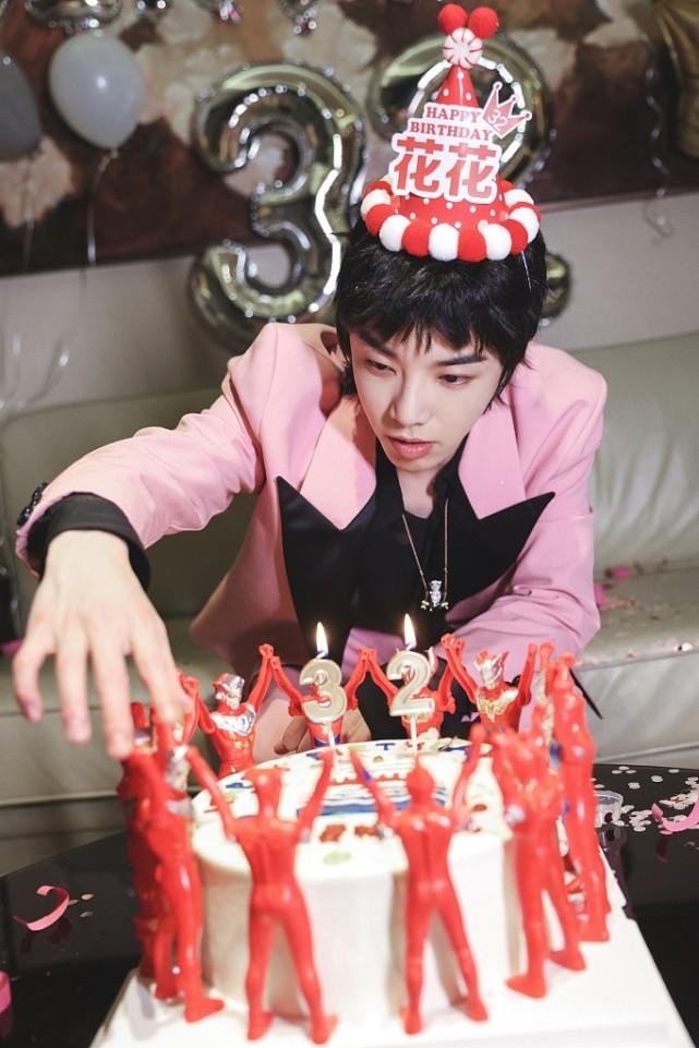 华晨宇多少岁（华晨宇穿粉色西装庆生）