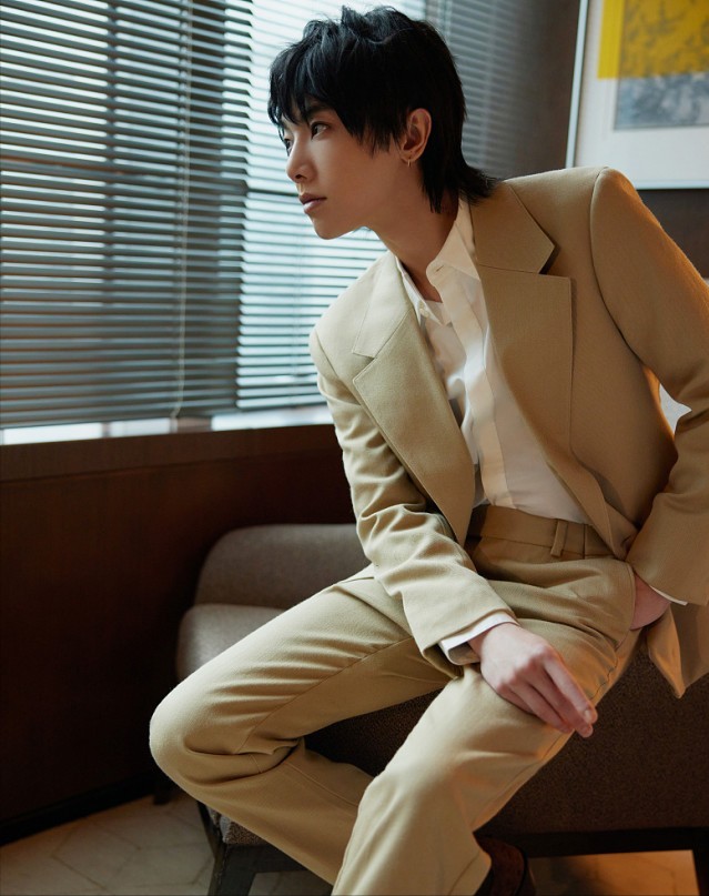 华晨宇多少岁（华晨宇穿粉色西装庆生）