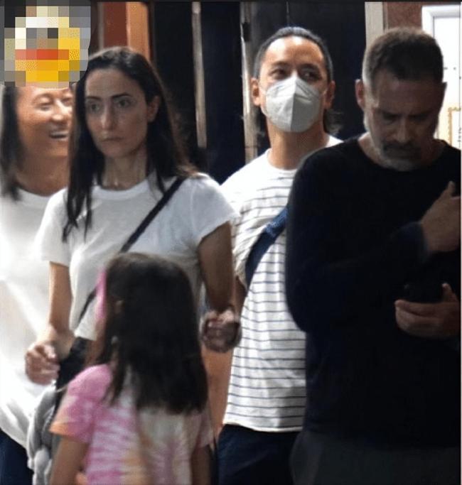 吴彦祖带妻女现身台北街头 10岁吴斐然长腿醒目