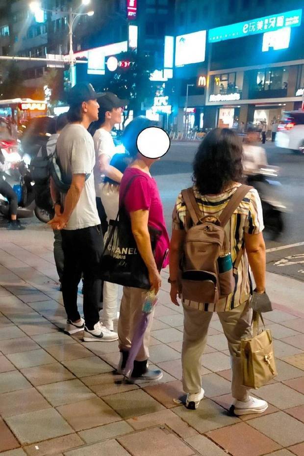 吴彦祖带妻女现身台北街头 10岁吴斐然长腿醒目