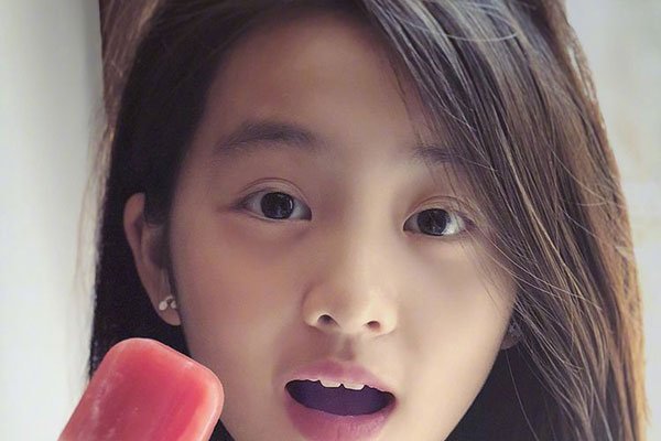 黄忆慈穿小背心的样子 不要使用成年人的目光看她