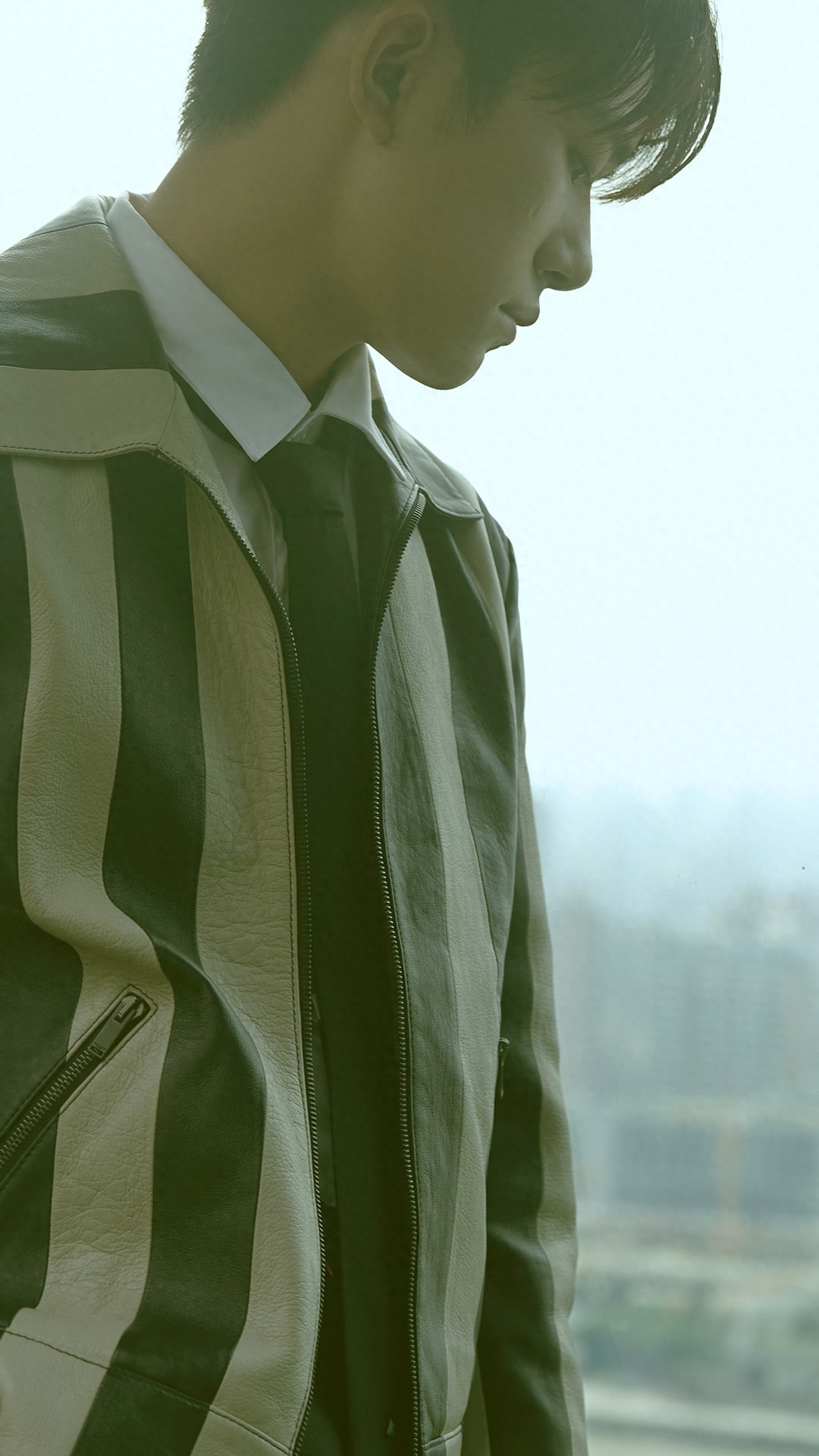 易烊千玺条纹正装酷帅高冷黑白写真手机壁纸