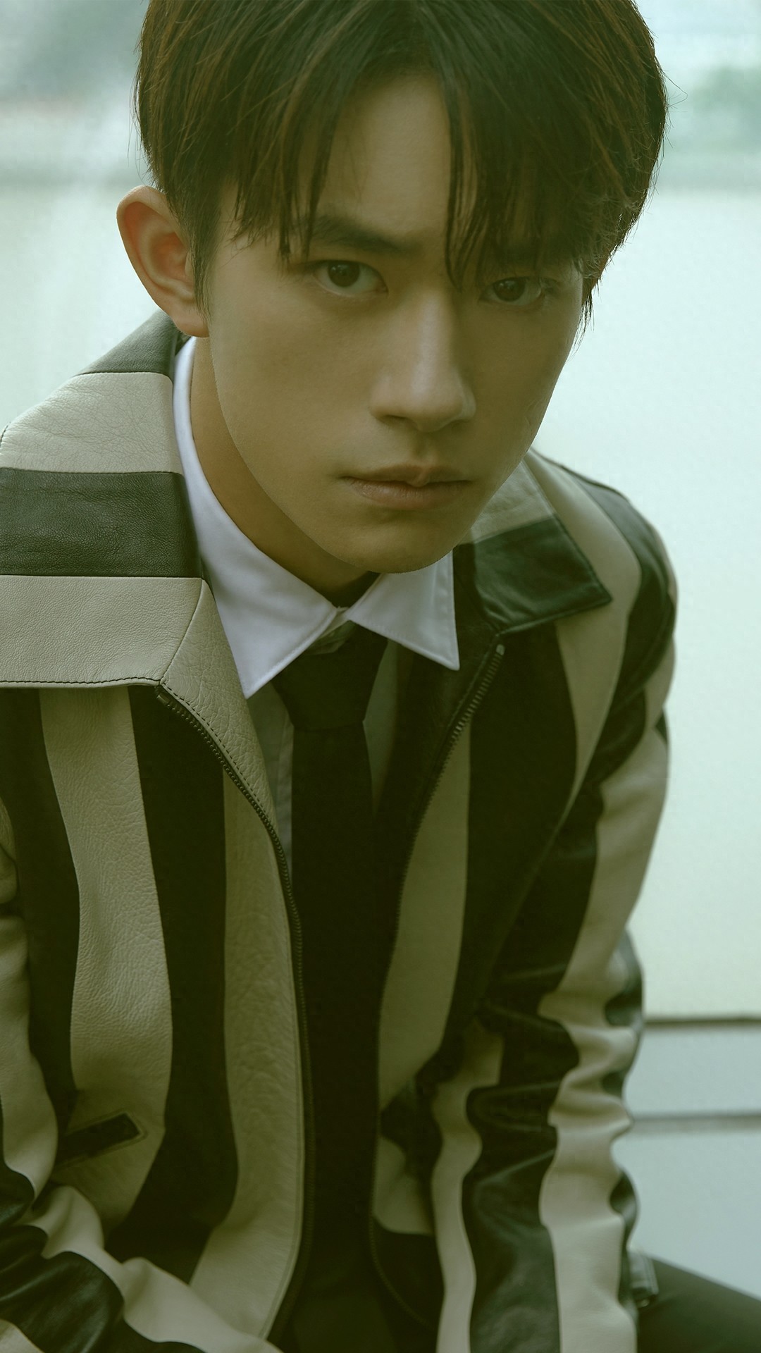 易烊千玺条纹正装酷帅高冷黑白写真手机壁纸