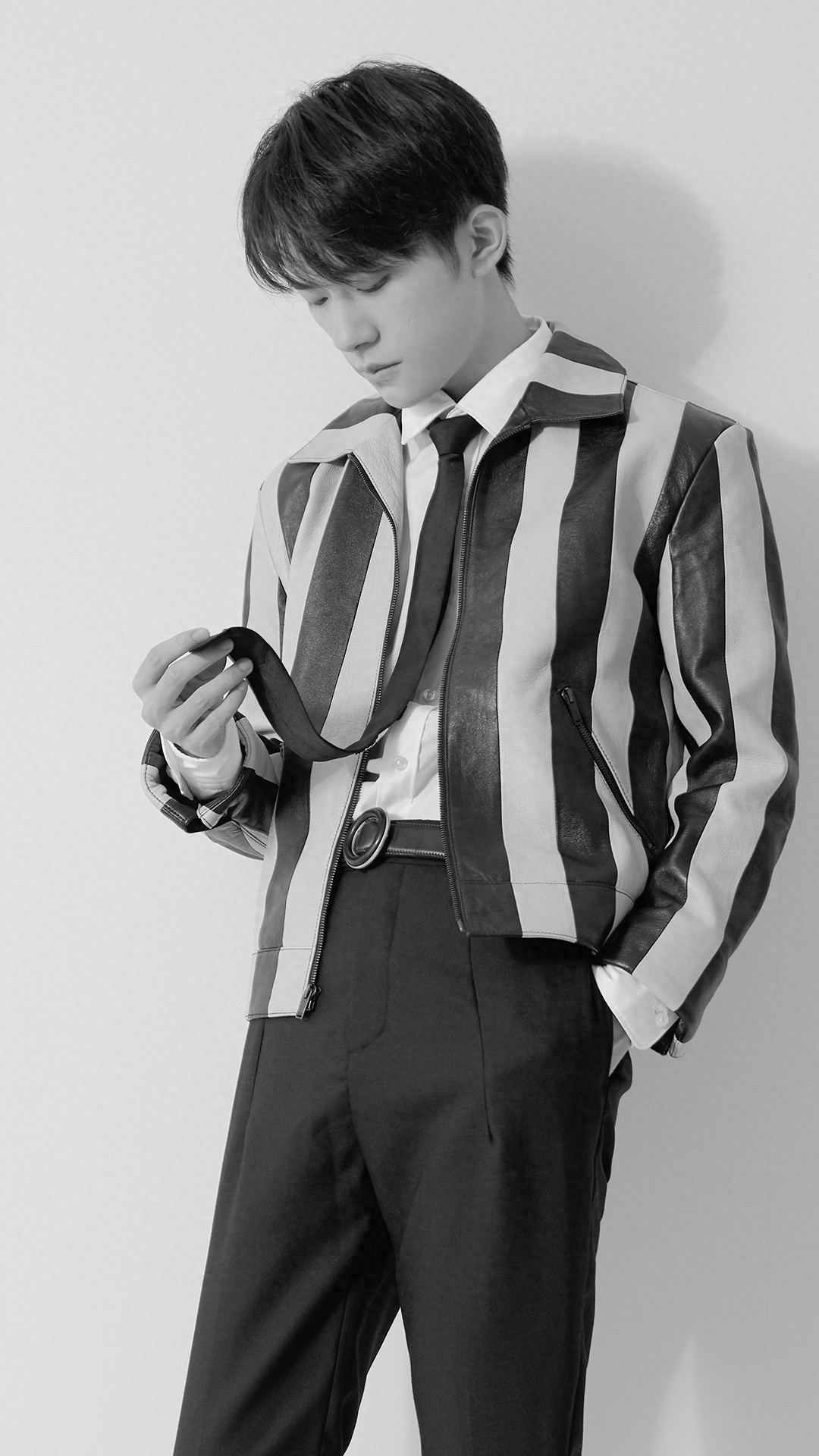 易烊千玺条纹正装酷帅高冷黑白写真手机壁纸