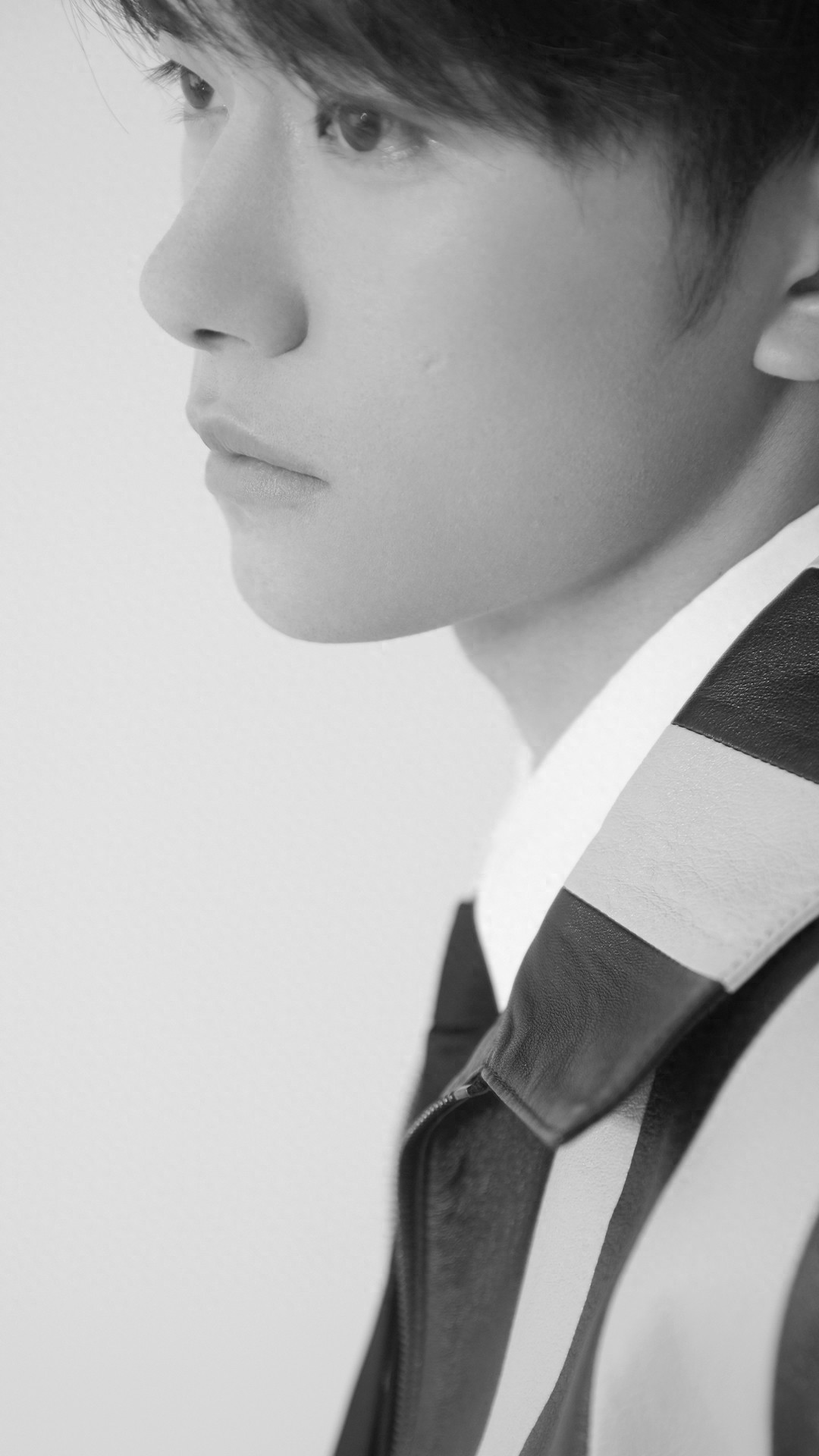 易烊千玺条纹正装酷帅高冷黑白写真手机壁纸