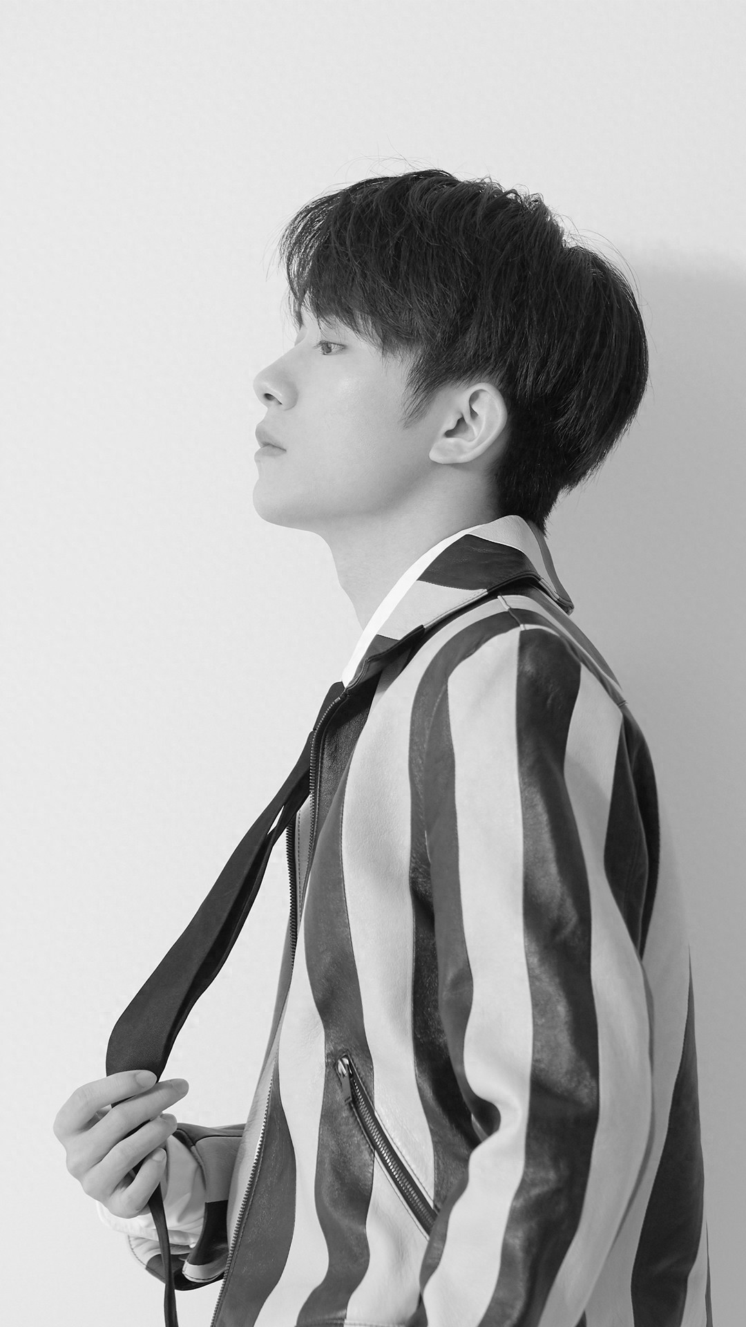 易烊千玺条纹正装酷帅高冷黑白写真手机壁纸