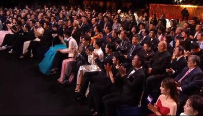 ​赵丽颖夸王一博唱歌好听（金鹰晚会台下众星状态一览）