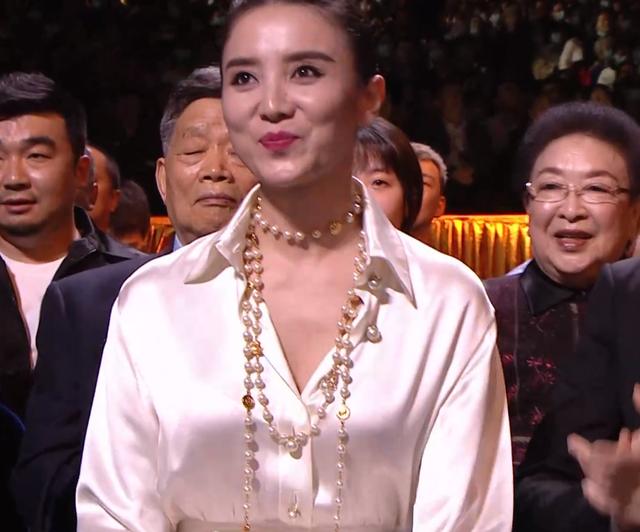 赵丽颖夸王一博唱歌好听（金鹰晚会台下众星状态一览）(23)