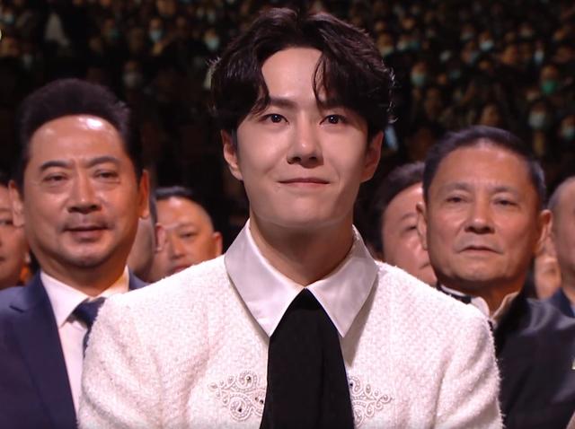 赵丽颖夸王一博唱歌好听（金鹰晚会台下众星状态一览）(4)