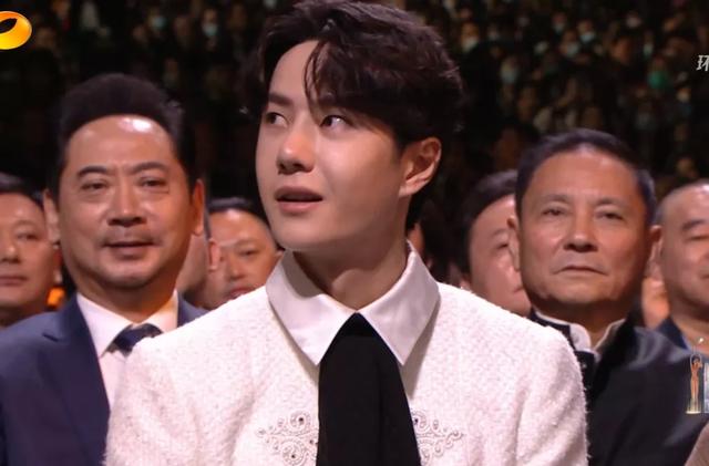 赵丽颖夸王一博唱歌好听（金鹰晚会台下众星状态一览）(6)