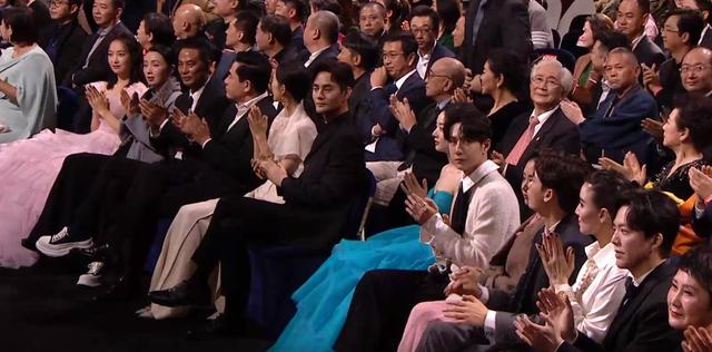 赵丽颖夸王一博唱歌好听（金鹰晚会台下众星状态一览）(3)