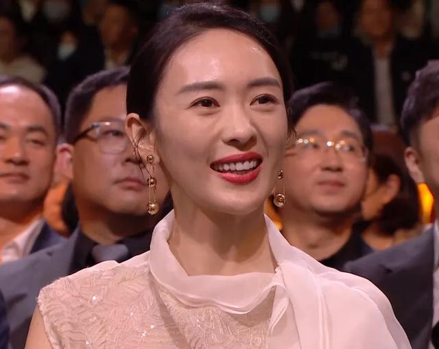 赵丽颖夸王一博唱歌好听（金鹰晚会台下众星状态一览）(26)