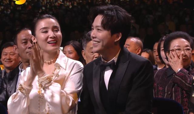 赵丽颖夸王一博唱歌好听（金鹰晚会台下众星状态一览）(29)