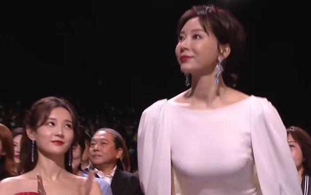 赵丽颖夸王一博唱歌好听（金鹰晚会台下众星状态一览）(22)