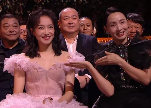 赵丽颖夸王一博唱歌好听（金鹰晚会台下众星状态一览）(20)