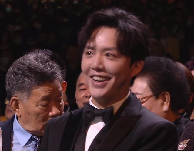 赵丽颖夸王一博唱歌好听（金鹰晚会台下众星状态一览）(28)