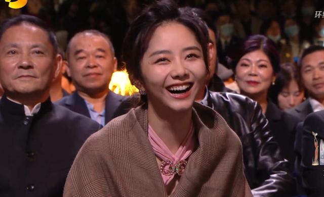 赵丽颖夸王一博唱歌好听（金鹰晚会台下众星状态一览）(14)