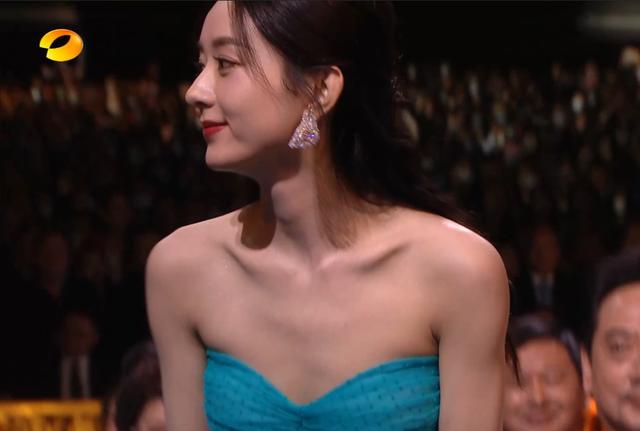 赵丽颖夸王一博唱歌好听（金鹰晚会台下众星状态一览）(11)