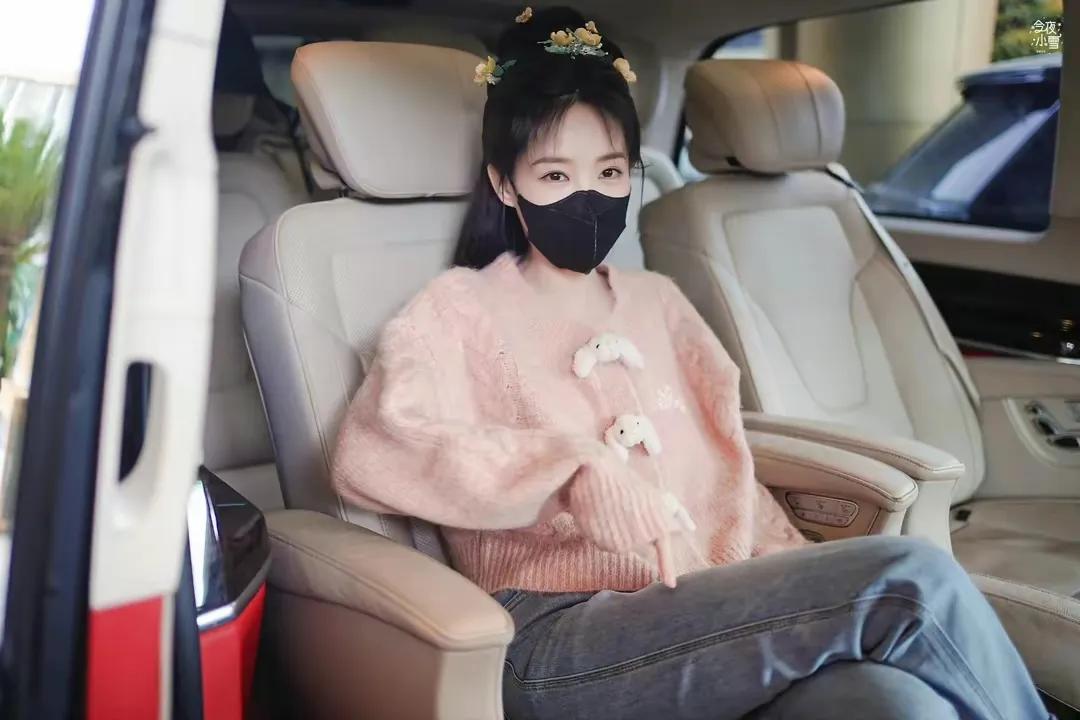李一桐新剧《英雄志》路透照穿粉色针织衫清纯甜美，期待她的新剧