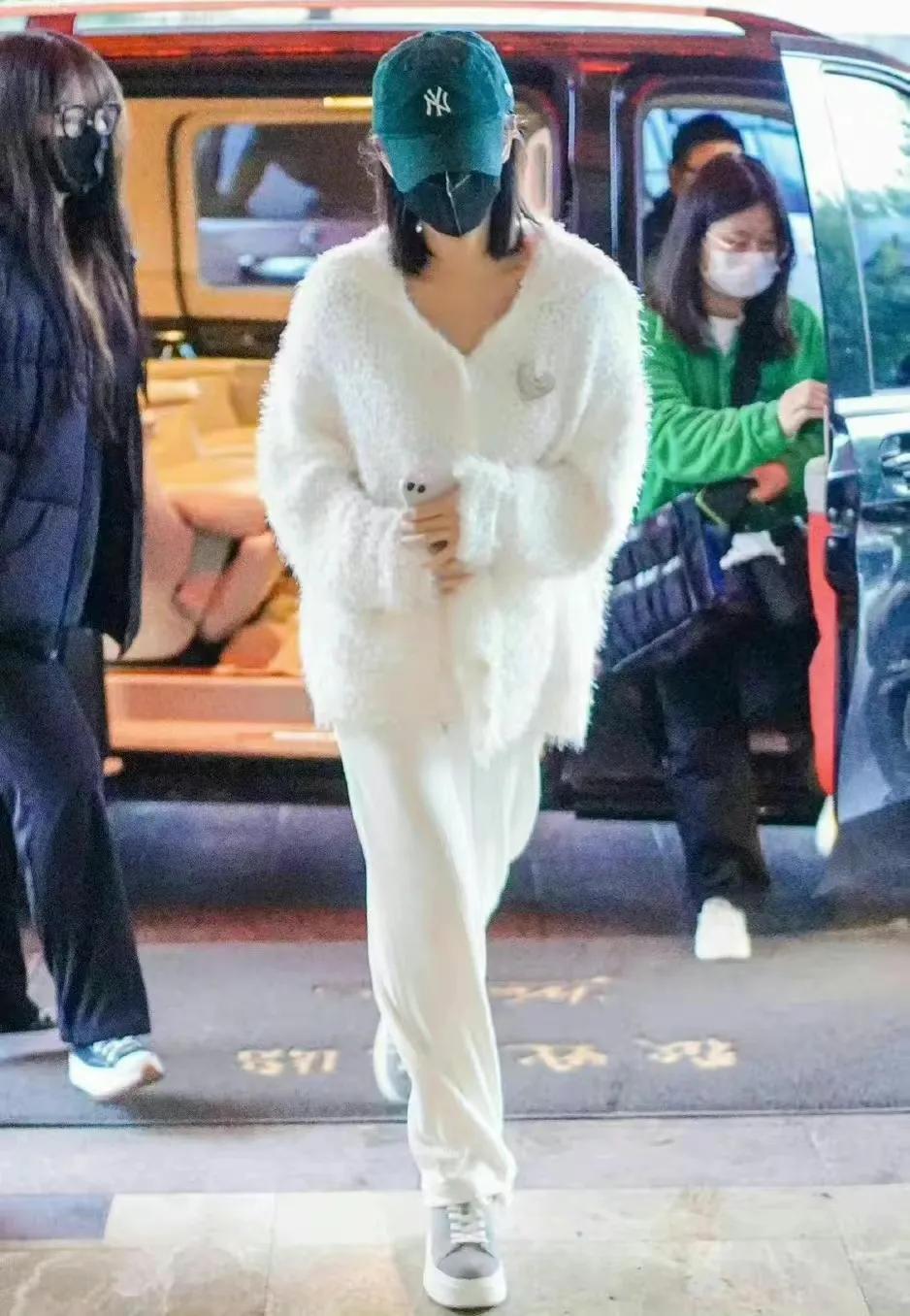 李一桐新剧《英雄志》路透照穿粉色针织衫清纯甜美，期待她的新剧