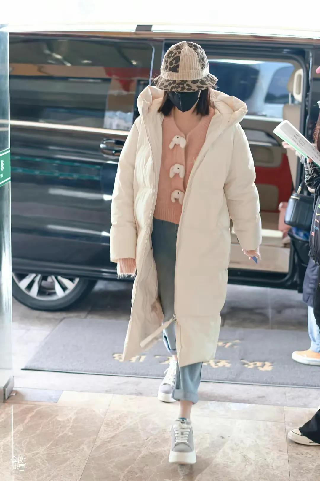 李一桐新剧《英雄志》路透照穿粉色针织衫清纯甜美，期待她的新剧