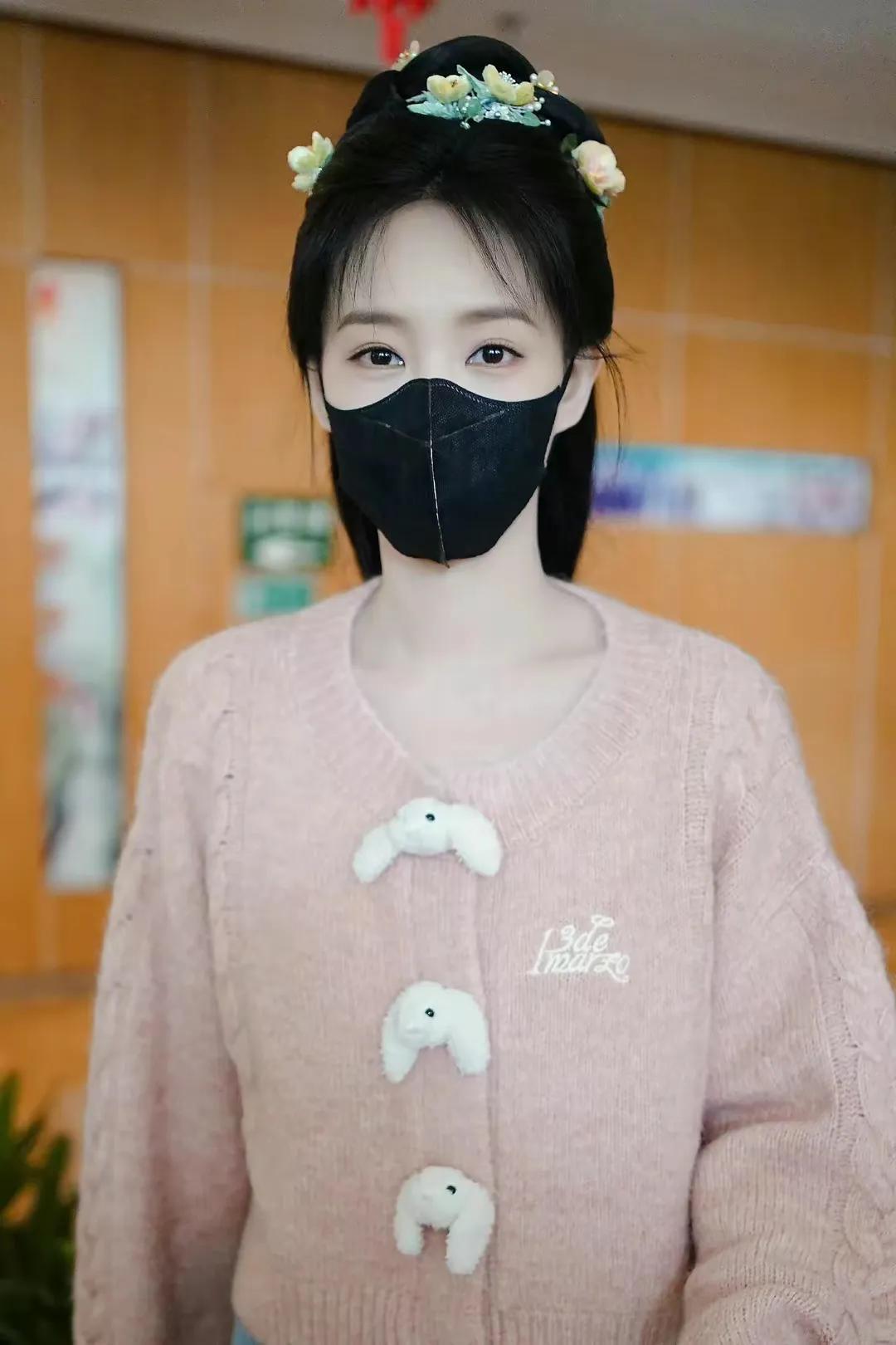 李一桐新剧《英雄志》路透照穿粉色针织衫清纯甜美，期待她的新剧