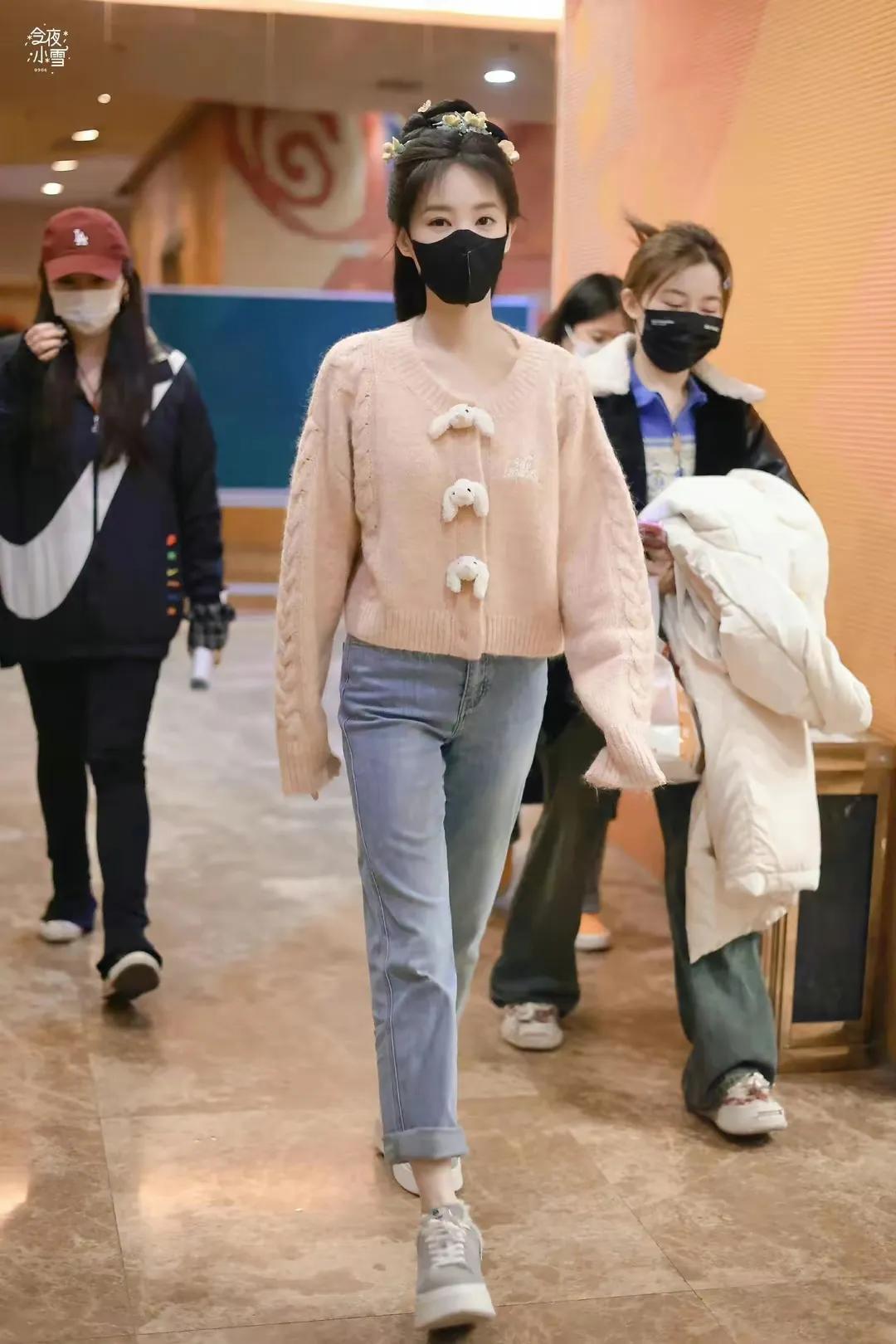 李一桐新剧《英雄志》路透照穿粉色针织衫清纯甜美，期待她的新剧