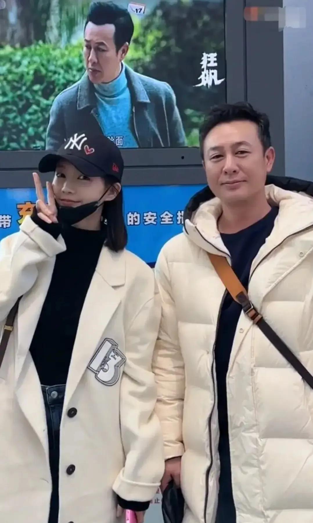 李一桐新剧《英雄志》路透照穿粉色针织衫清纯甜美，期待她的新剧