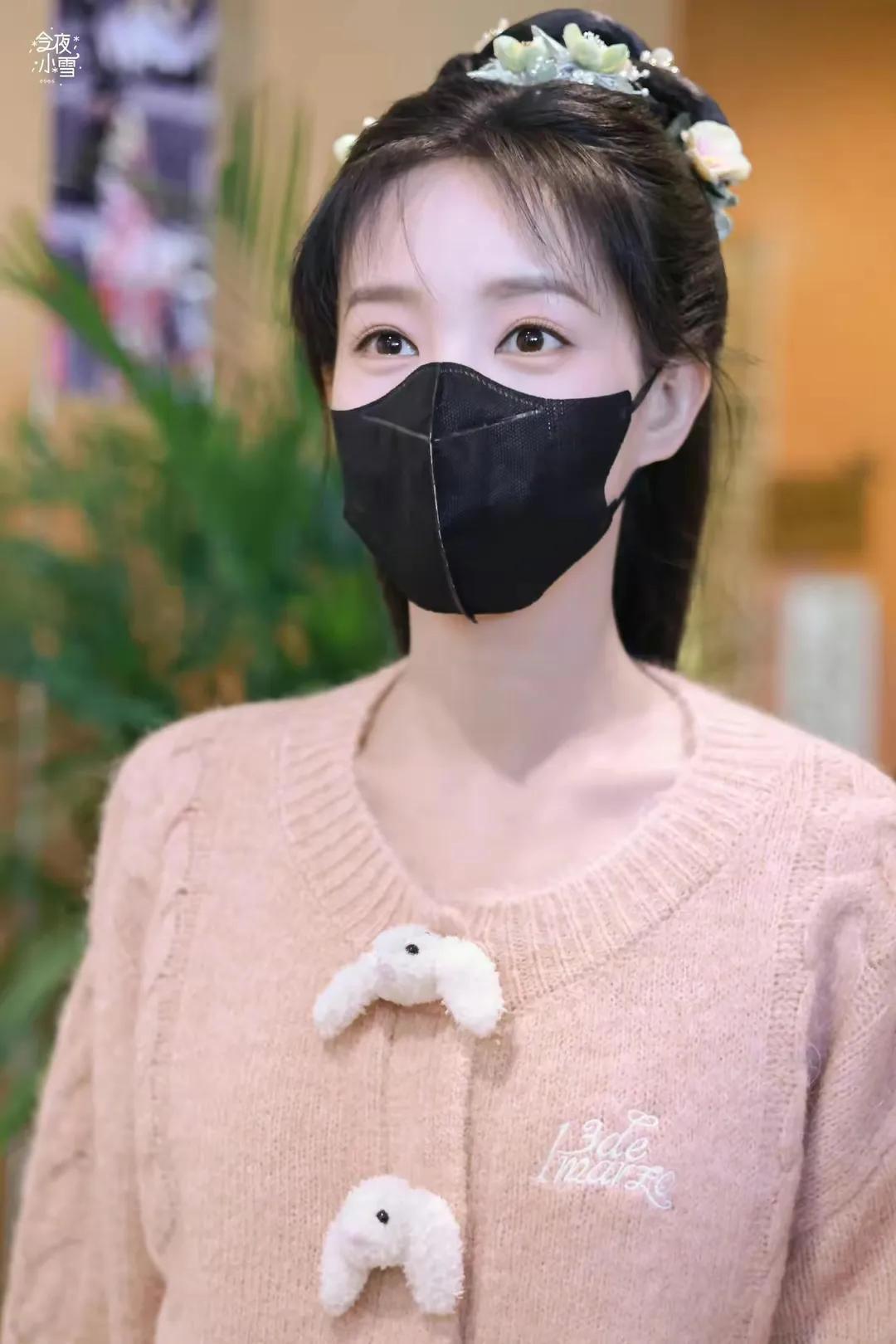 李一桐新剧《英雄志》路透照穿粉色针织衫清纯甜美，期待她的新剧