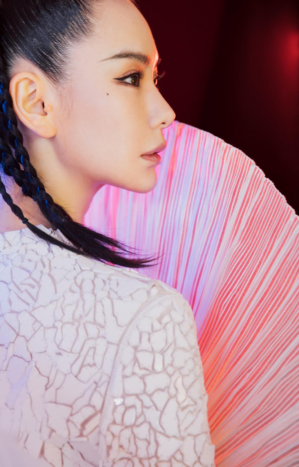 戚薇在时装周又惊艳了！穿连衣裙小秀美腿，加把扇子竟成全场亮点