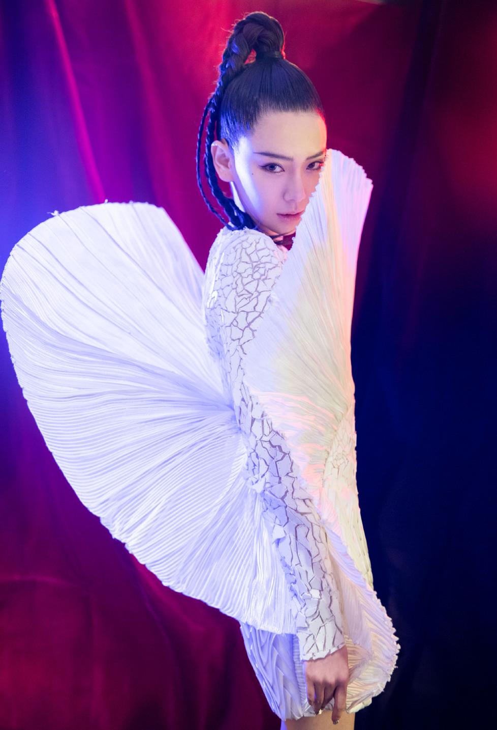 戚薇在时装周又惊艳了！穿连衣裙小秀美腿，加把扇子竟成全场亮点