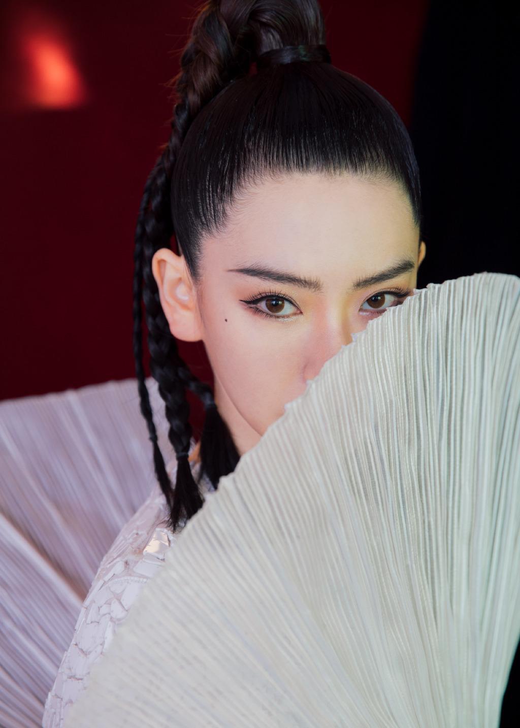 戚薇在时装周又惊艳了！穿连衣裙小秀美腿，加把扇子竟成全场亮点