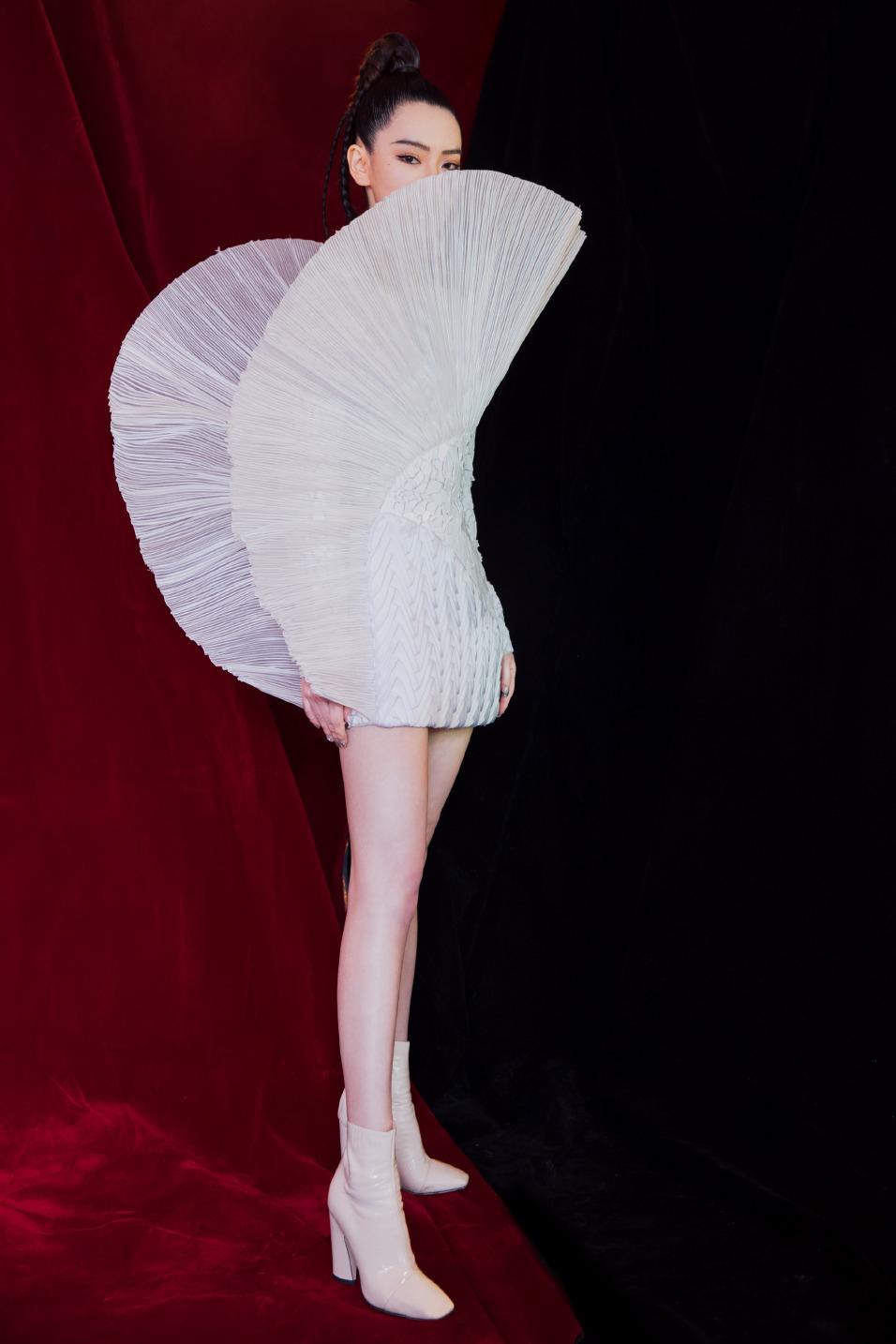 戚薇在时装周又惊艳了！穿连衣裙小秀美腿，加把扇子竟成全场亮点