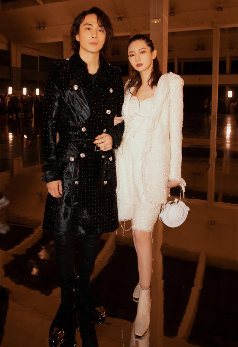 戚薇在时装周又惊艳了！穿连衣裙小秀美腿，加把扇子竟成全场亮点