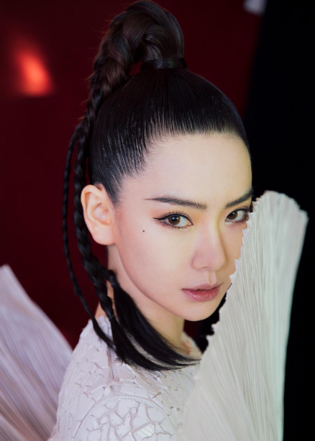 戚薇在时装周又惊艳了！穿连衣裙小秀美腿，加把扇子竟成全场亮点