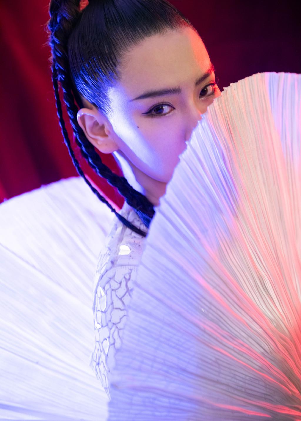 戚薇在时装周又惊艳了！穿连衣裙小秀美腿，加把扇子竟成全场亮点