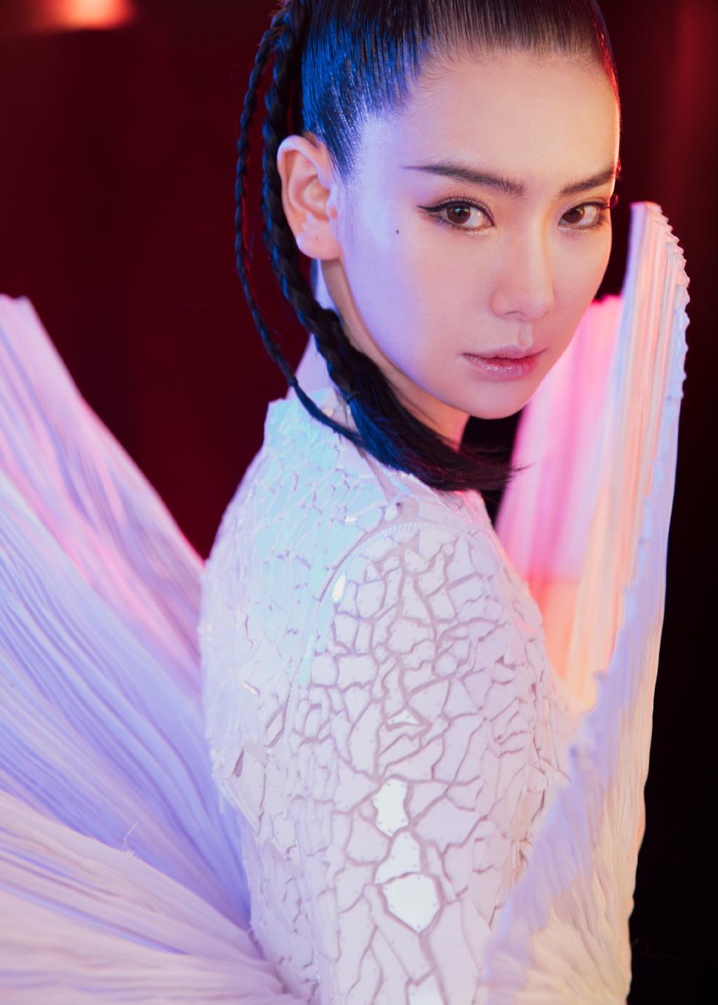 戚薇在时装周又惊艳了！穿连衣裙小秀美腿，加把扇子竟成全场亮点