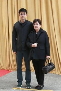 ​与亲妹断联三个月！谢贤前妻甄珍仍动向不明，银霞崩溃发文惹泪目