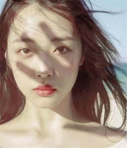 ​崔雪莉放飞自我又po诡异照片,崔雪莉为什么变成这样精神不正常吗