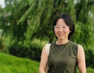 ​作家李娟，被董宇辉粉丝骂惨了