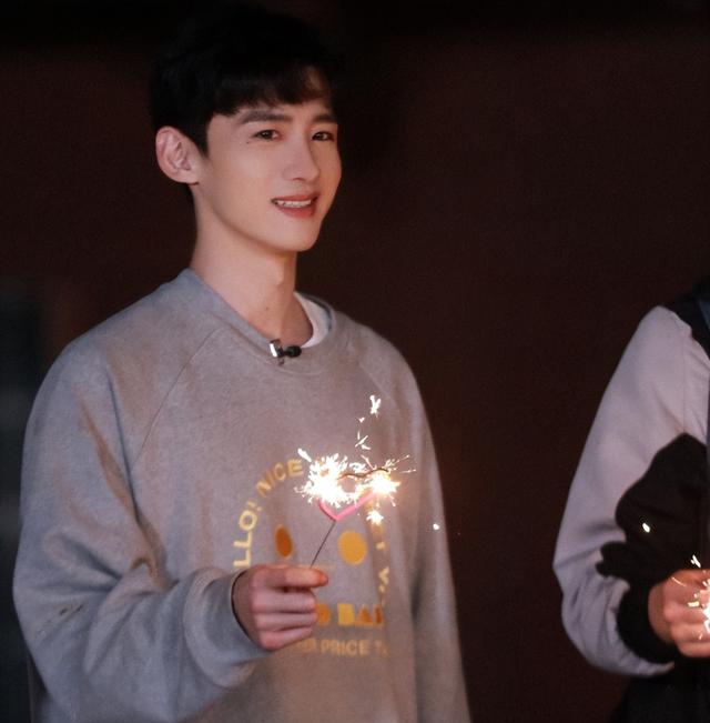 白敬亭早年尴尬采访记者原 无戏可拍白敬亭(28)