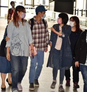 ​53岁许志安近照曝光，出轨事件两年后正式复出，神采奕奕状态好