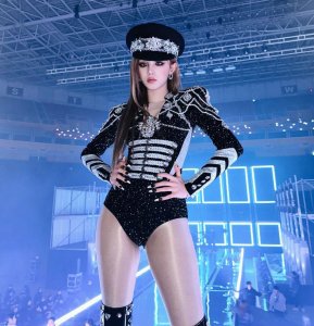 ​韩国女团大尺度造型惹争议，穿着令人费解，成员还有中国人